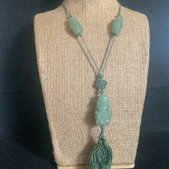 Vintage hand carved Chinese jade necklace.